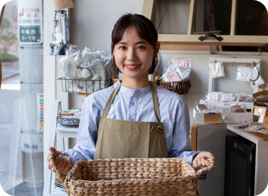 young-woman-arranging-her-cake-shop